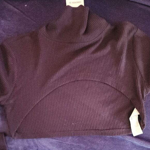 Forever 21 Trendy Black Long Sleeve Crop Top With Cutout In Front Sz M NWT - Picture 9 of 9